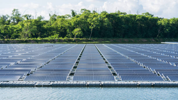 fazenda da usina de energia solar no lago beautifull. painéis solares flutuantes que fornecem energia verde. energia renovável. - rafting thailand river inflatable raft - fotografias e filmes do acervo