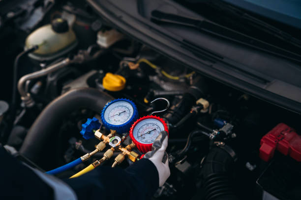 zamknij dłoń mechaników sprawdź i sprawdź czynnik chłodniczy oraz napełnij klimatyzator samochodowy. klimatyzator samochodowy do obsługi pracowników. - czynnik zdjęcia i obrazy z banku zdjęć