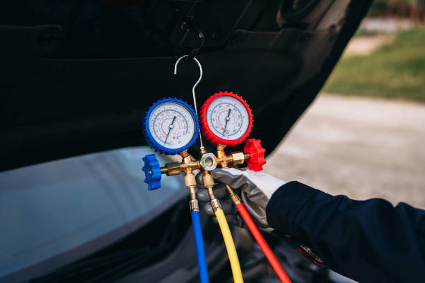 zamknij dłoń mechaników sprawdź i sprawdź czynnik chłodniczy oraz napełnij klimatyzator samochodowy. klimatyzator samochodowy do obsługi pracowników. - czynnik zdjęcia i obrazy z banku zdjęć