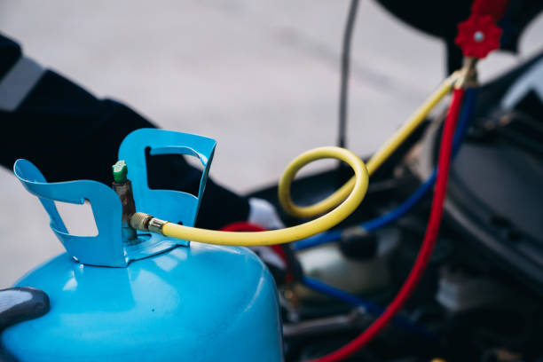 zamknij dłoń mechaników sprawdź i sprawdź czynnik chłodniczy oraz napełnij klimatyzator samochodowy. klimatyzator samochodowy do obsługi pracowników. - czynnik zdjęcia i obrazy z banku zdjęć