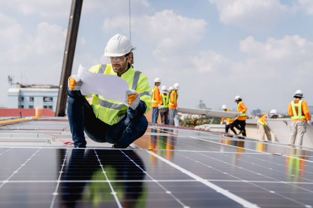 ingeniero de servicio instalando células solares en el techo de la fábrica. técnicos trabajando en el sistema de paneles solares al aire libre. concepto de energía limpia y renovable. - fuel cell solar panel solar power station control panel fotografías e imágenes de stock