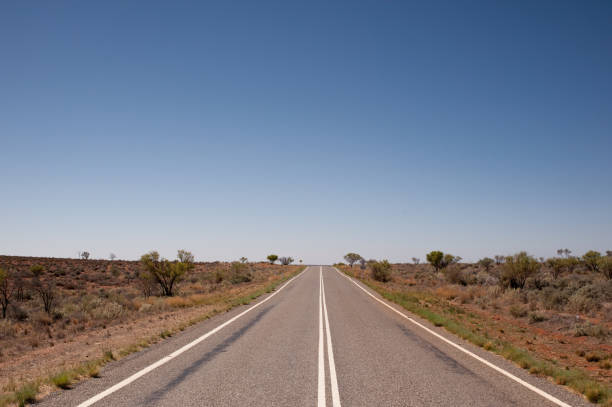 autopista que atraviesa el interior de australia - outback 4x4 australia australian culture fotografías e imágenes de stock