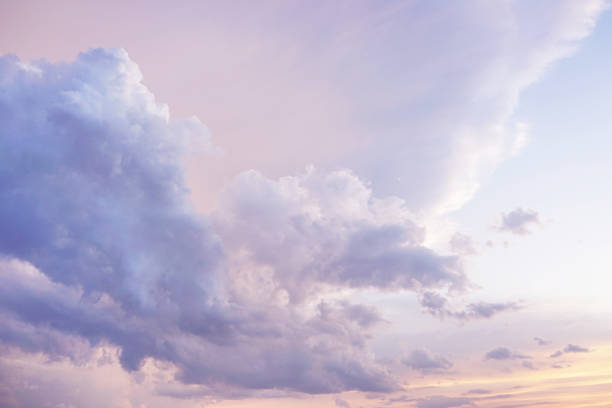 青紫、ライラック、蘭、ピンク、桃、白、オレンジ、金、黄色、曇りの夜空の背景。夕焼け雲の太陽。淡い淡いパステルカラー。 - pale shades ストックフォトと画像