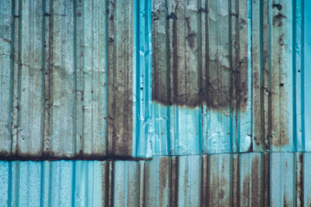 古くて錆びた亜鉛板の壁。 - architecture roof aluminum sheet industry ストックフォトと画像