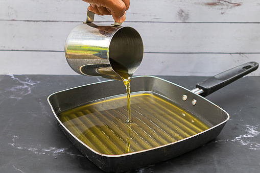 Pour vegetable oil into the pan to cook. Old or used cooking oil can be recycled.