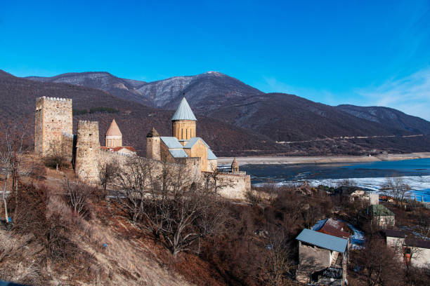 Hermosa vista panorámica desde la fortaleza de Ananuri, Georgia, en el río Aragvi y el embalse de Zhinvali en la temporada de invierno. - foto de stock