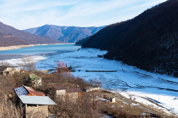 Hermosa vista panorámica desde la fortaleza de Ananuri, Georgia, en el río Aragvi y el embalse de Zhinvali en la temporada de invierno. - foto de stock