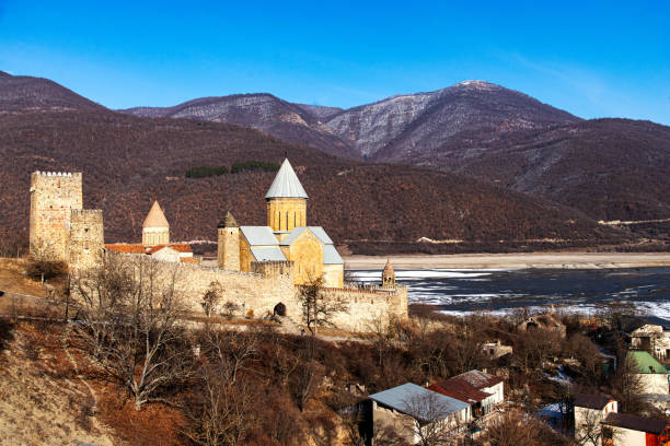 Schöne malerische Aussicht von der Ananuri-Festung Georgien auf den Fluss Aragvi und den Zhinvali-Stausee in der Wintersaison. – Foto