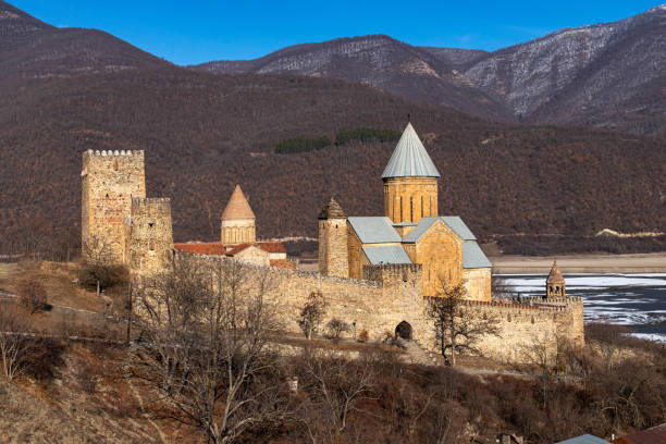 Hermosa vista panorámica desde la fortaleza de Ananuri, Georgia, en el río Aragvi y el embalse de Zhinvali en la temporada de invierno. - foto de stock