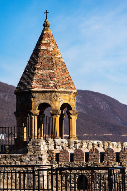 Schöne malerische Aussicht von der Ananuri-Festung Georgien auf den Fluss Aragvi und den Zhinvali-Stausee in der Wintersaison. – Foto