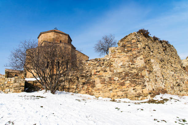 Das Kloster Jvari ist einer der berühmtesten Orte in Georgien. Das georgisch-orthodoxe Kloster befindet sich auf dem Gipfel des Berges am Zusammenfluss der Flüsse Mtkvari und Aragvi. – Foto