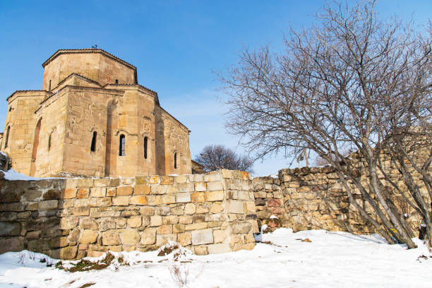 El monasterio de Jvari es uno de los lugares más famosos de Georgia. El monasterio ortodoxo georgiano se encuentra en la cima de la montaña en la confluencia de los ríos Mtkvari y Aragvi. - foto de stock