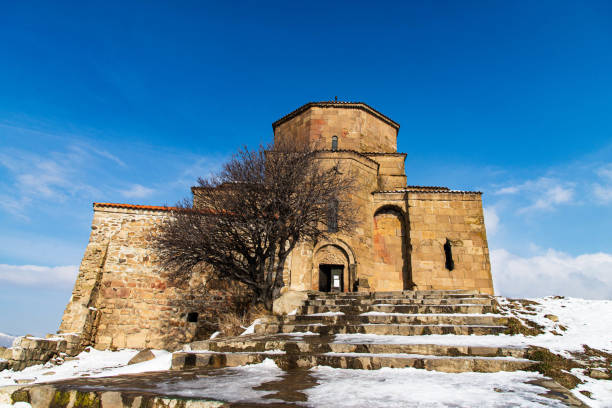 Das Kloster Jvari ist einer der berühmtesten Orte in Georgien. Blick von oben auf die Stadt Mzcheta und den Zusammenfluss der Flüsse Mtkvari und Aragvi. – Foto