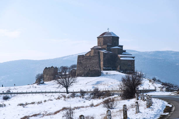 El monasterio de Jvari es uno de los lugares más famosos de Georgia. Vista superior de la ciudad de Mtskheta y la confluencia de los ríos Mtkvari y Aragvi. - foto de stock