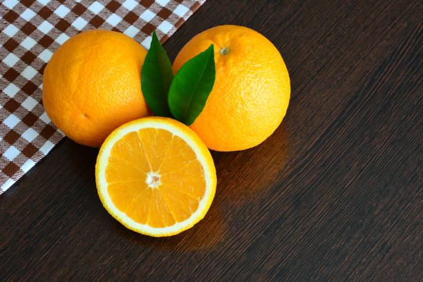 grupo de naranjas aisladas en la mesa de la cocina con espacio de copia de servilletas - orange portion fruit citrus fruit fotografías e imágenes de stock