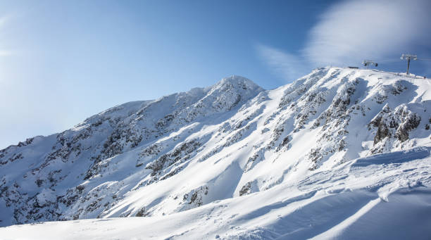 widok na ośnieżone wzgórza tatr niskich - jasná i kolejkę linową, która zawozi narciarzy na chopok. - chopok zdjęcia i obrazy z banku zdjęć