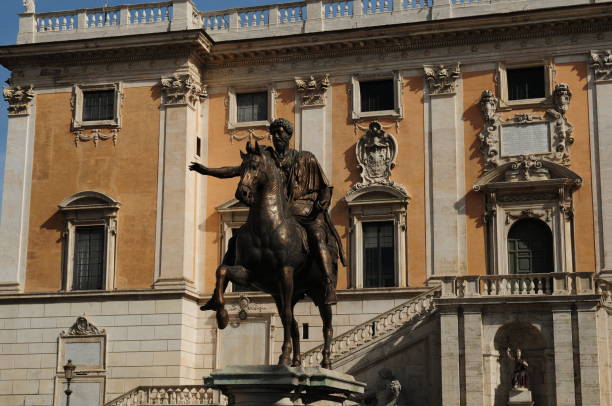 statua equestre dell'imperatore marco aurelio in piazza del campidoglio a roma, in italia, in una meravigliosa giornata primaverile - piazza del campidoglio statue rome animal foto e immagini stock