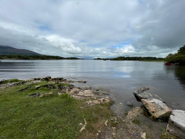 il bellissimo lago lough leane nel parco nazionale di killarney - contea di kerry - irlanda - tranquil scene colors flowing water relaxation foto e immagini stock
