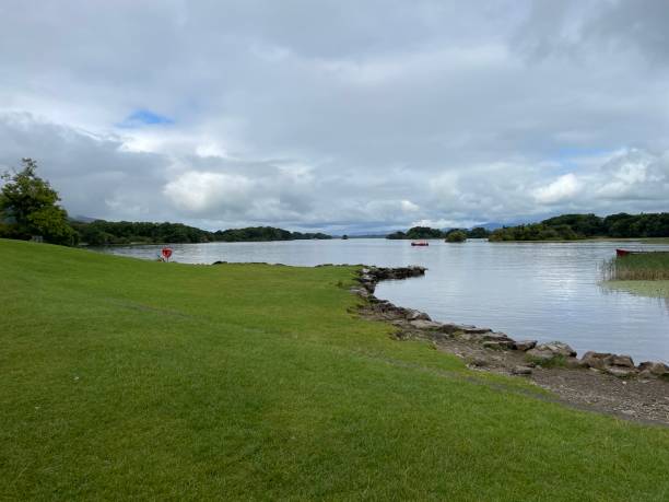 il bellissimo lago lough leane nel parco nazionale di killarney - contea di kerry - irlanda - tranquil scene colors flowing water relaxation foto e immagini stock