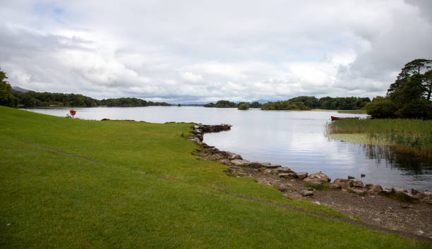 il bellissimo lago lough leane nel parco nazionale di killarney - contea di kerry - irlanda - tranquil scene colors flowing water relaxation foto e immagini stock