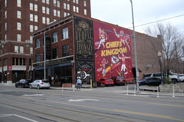 cheifs kingdom mural at tom's town on main street - toms imagens e fotografias de stock