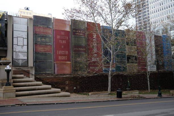 bücherregal der öffentlichen bibliothek von kansas city - öffentliche bibliothek stock-fotos und bilder