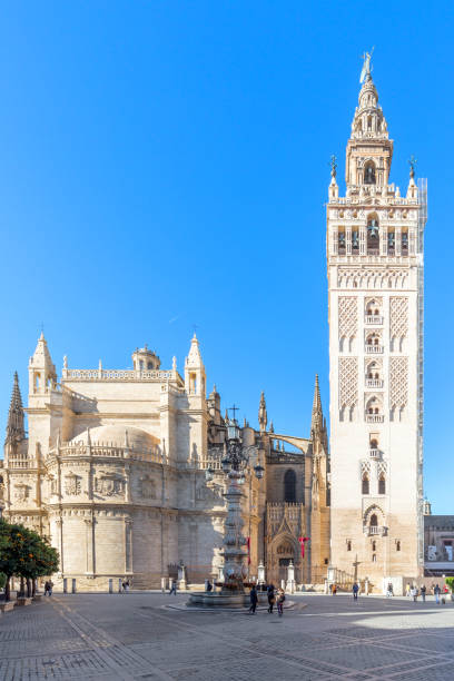 catedral e la giralda - national landmark architectural styles sevilla seville - fotografias e filmes do acervo