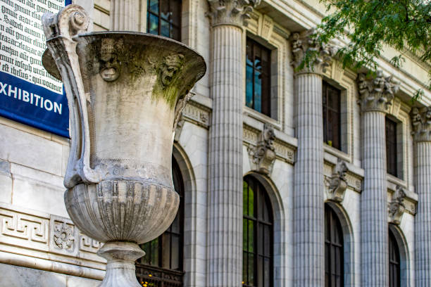 vase und die fassade der new york public library (usa), einem ikonischen und emblematischen ort des big apple. - statue apple roman sculpture stock-fotos und bilder