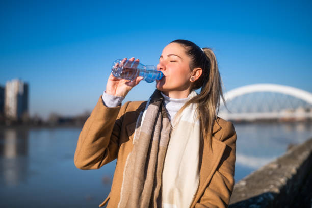Woman drinking water - foto de acervo