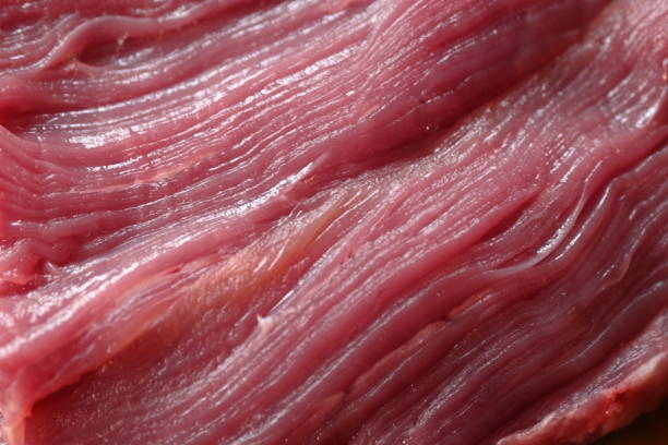 背景となる赤身の牛肉の食感、肉の縦筋繊維 - veal piccata ストックフォトと画像