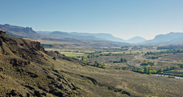 shoshone national forest, wyoming w pogodny jesienny dzień - widok z drona - shoshone river zdjęcia i obrazy z banku zdjęć