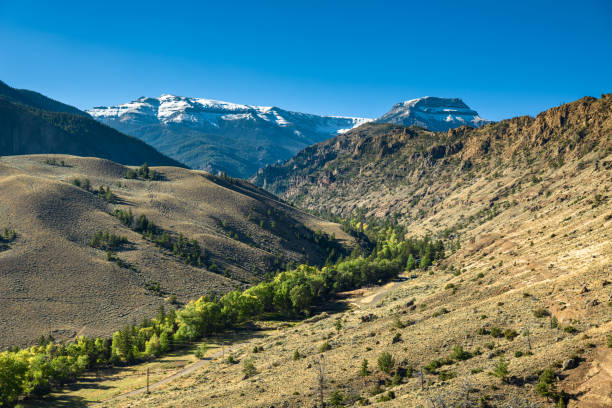 las narodowy szoszonów, wyoming, w pogodny dzień - aerial - shoshone river zdjęcia i obrazy z banku zdjęć