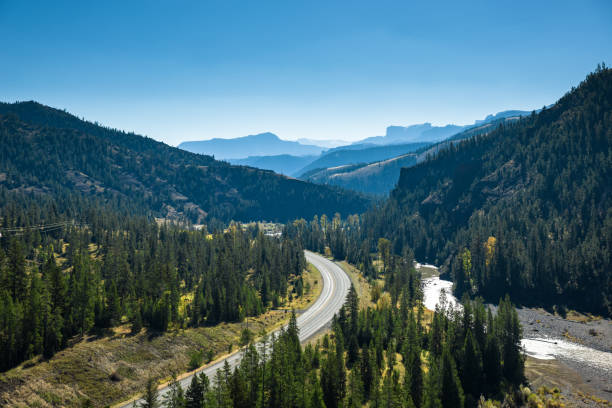 widok z lotu ptaka na north fork highway w shoshone national forest, wyoming w pogodny dzień - shoshone river zdjęcia i obrazy z banku zdjęć