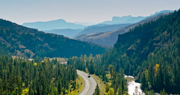 north fork highway z rzeką shoshone w shoshone national forest, wyoming w pogodny dzień - aerial - shoshone river zdjęcia i obrazy z banku zdjęć