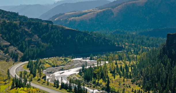 north fork highway wzdłuż rzeki shoshone w shoshone national forest, wyoming - widok z lotu ptaka - shoshone river zdjęcia i obrazy z banku zdjęć