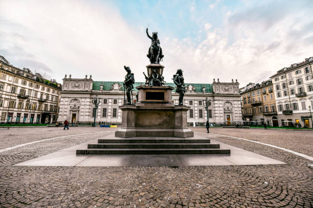 denkmal für carlo alberto vor der nationalen universitätsbibliothek von turin in turin, italien - palazzo reale turin stock-fotos und bilder