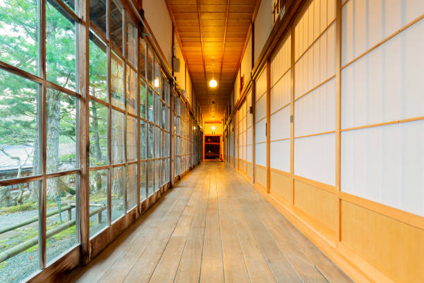 畳の床と障子の扉がある伝統的な日本家屋の廊下。