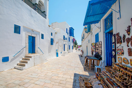Una calle en la antigua medina de Hammamet, Túnez. Un pueblo medieval de paredes blancas con pintura azul y pavimentos de piedra. photo