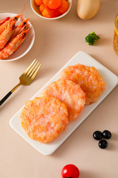 새우 스테이크, 새우와 야채로 만든 스낵, 어린이 음식 튀김, 황금색과 분홍색 고기 질감, 실내 탁상에 근접 촬영 - surf and turf prepared shrimp seafood steak 뉴스 사진 이미지