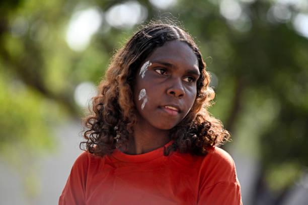 indigene australische frau während des zeremoniellen tanzes im laura quinkan dance festival, cape york, queensland, australien - tiwi stock-fotos und bilder