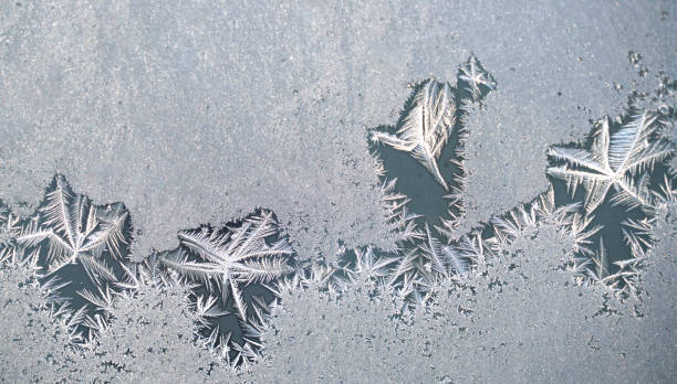 cristallo frost sul vetro della finestra nella stagione invernale - frosted glass glass textured crystal foto e immagini stock