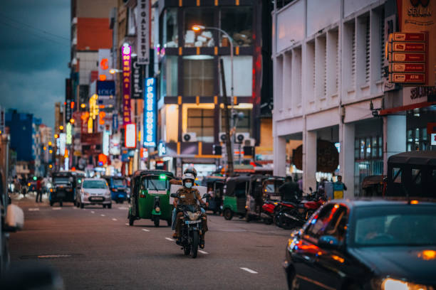 everyday life on the streets in colombo, sri lanka. - developing countries urban scene outdoors horizontal imagens e fotografias de stock