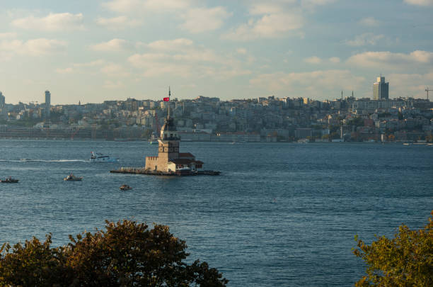 tour de la vierge et bosphore - istanbul üsküdar maidens tower tower photos et images de collection