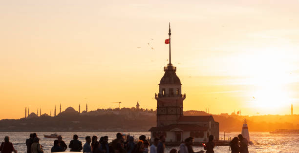 maiden tower at sunset - istanbul üsküdar maidens tower tower photos et images de collection