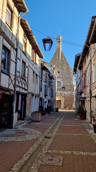 Vue rue et église avec maisons à colombages Chatillon sur Chalaronne
