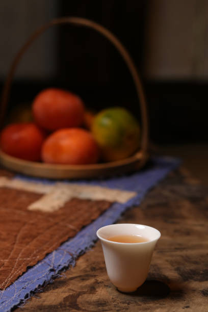 ティーカップに入った紅茶。布、ひびの入った、木の板。 - china drink canvas cup ストックフォトと画像