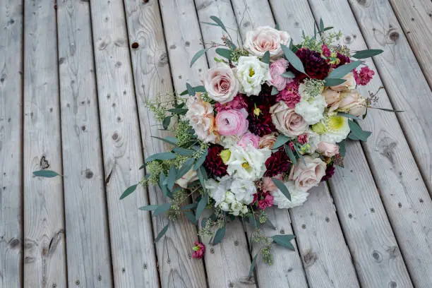 Shades of pink and ivory flowers in the wedding bouquet of the bride.