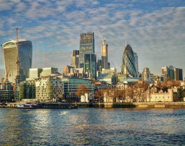 英国のテムズ川を挟んだシティ・オブ・ロンドンのスカイラインの眺め。 - crane skyline uk tower of london ストックフォトと画像