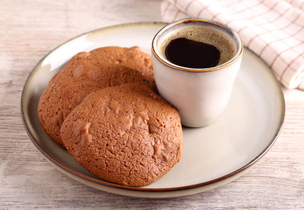 Biscoitos de chocolate com cranberry no prato - foto de acervo