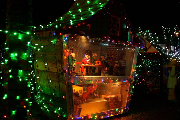 istock 2023 Christmas lighting survey 1897943447